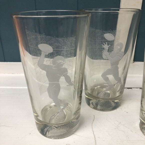Set of 4 Vintage Look Football Players Tumbler Pint Glasses Heavy Glass Man Cave - Picture 2 of 5